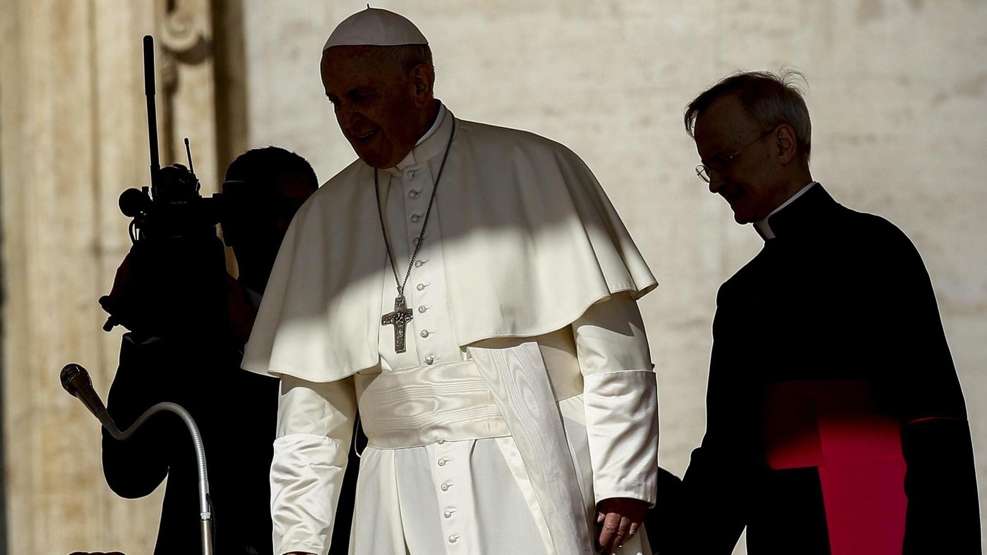 Papst Franziskus (Mitte) am 10.10.2018 auf dem Weg zur Generalaudienz über den Petersplatz in Rom. Papst Franziskus (Mitte) am 10.10.2018 auf dem Weg zur Generalaudienz über den Petersplatz in Rom.