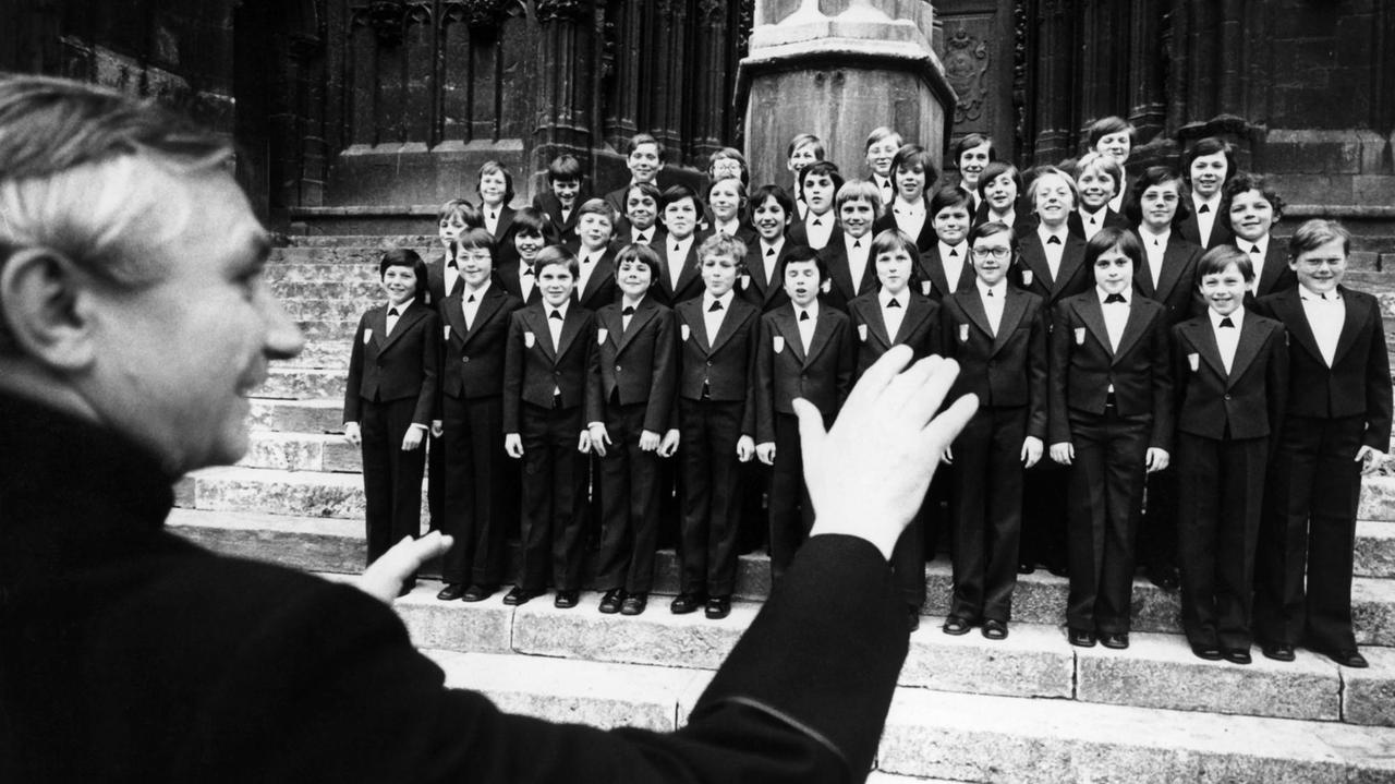 Der Chorleiter Monsignore Georg Ratzinger dirigiert die Domspatzen vor dem Dom in Regensburg am 09.04.1976. Der Chorleiter Monsignore Georg Ratzinger dirigiert die Domspatzen vor dem Dom in Regensburg am 09.04.1976.