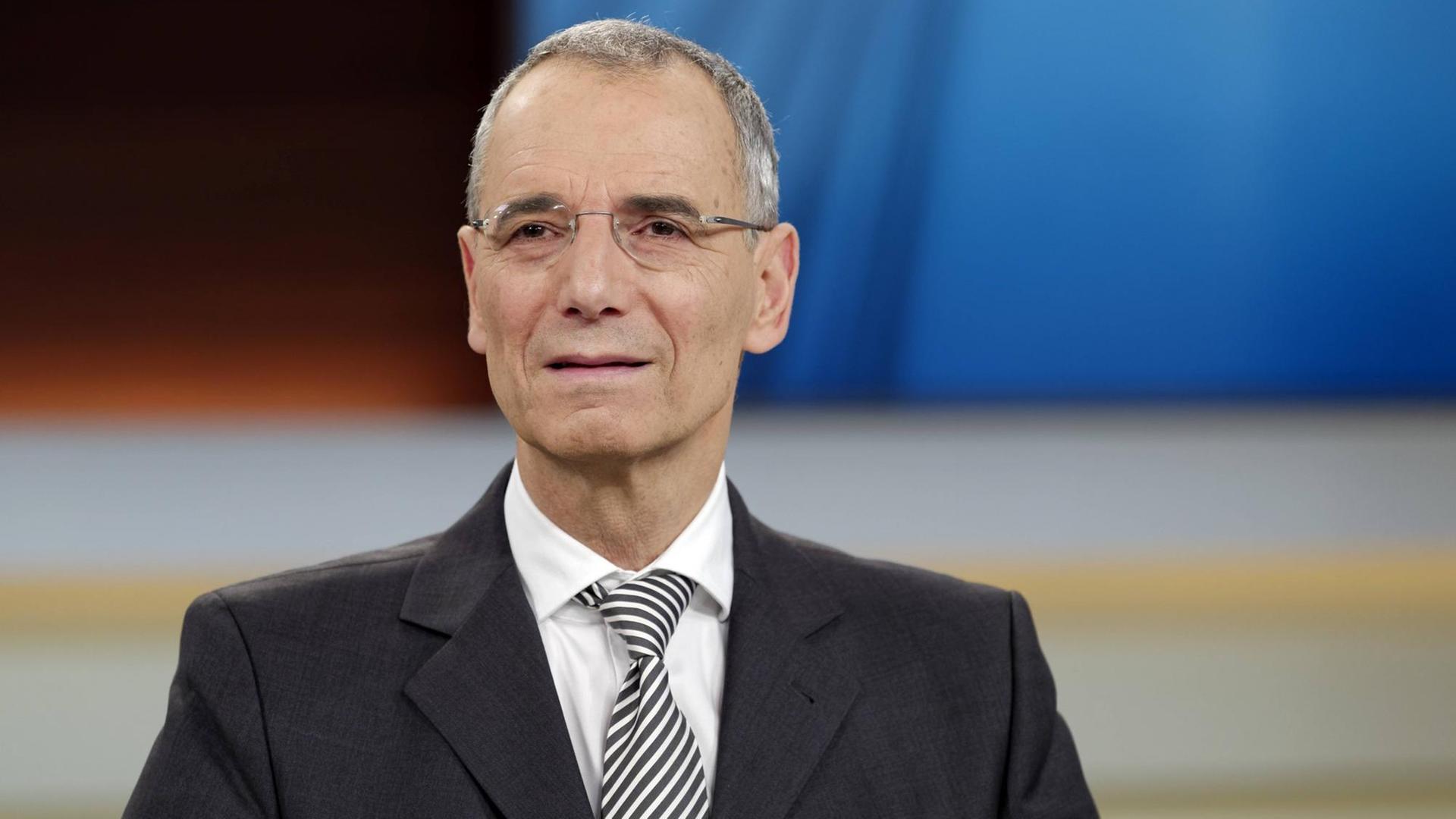 Der Historiker und Publizist Michael Wolffsohn in einer Talksendung. Der Historiker und Publizist Michael Wolffsohn in einer Talksendung.