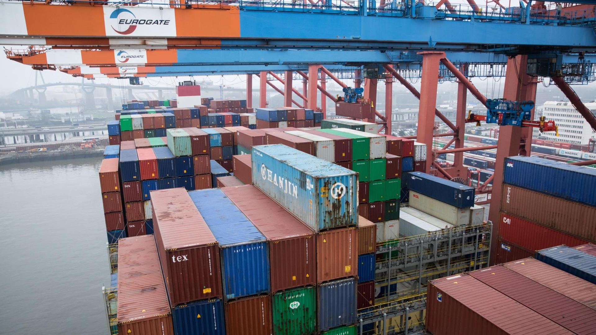 Container auf einem Frachter am Terminal Eurokai (Eurogate) im Hafen Hamburg Container auf einem Frachter am Terminal Eurokai (Eurogate) im Hafen Hamburg