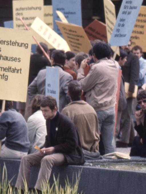 HfG-Studenten demonstrieren in Stuttgart am 4. Mai 1968 gegen die drohende Schließung der HfG
