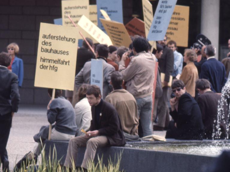 HfG-Studenten demonstrieren in Stuttgart am 4. Mai 1968 gegen die drohende Schließung der HfG