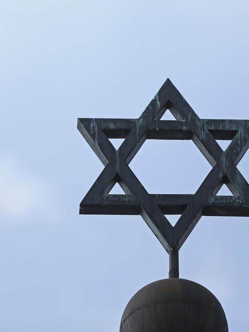 Ein Davidstern über einer Synagoge