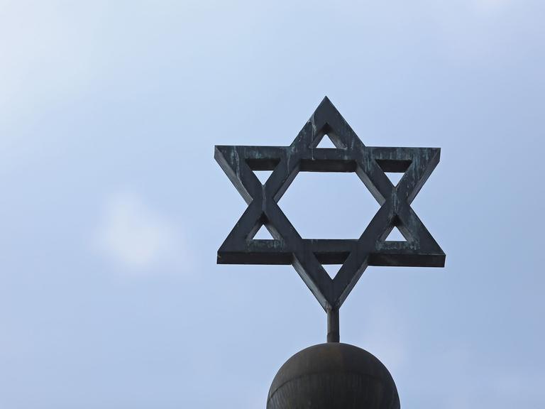 Ein Davidstern über einer Synagoge
