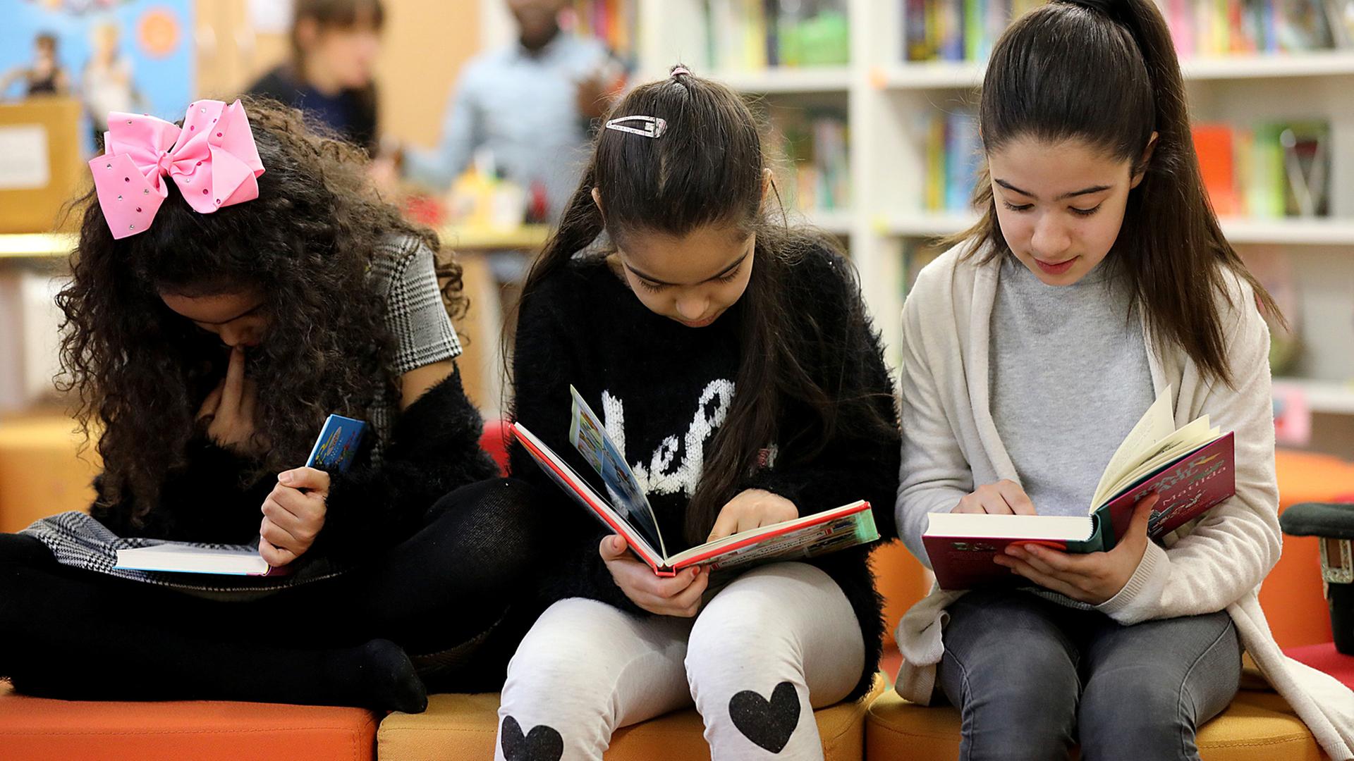 Nordrhein-Westfalen, Köln: Kinder lesen im Leseclub der Katholischen Grundschule Kapitelstrasse. Nordrhein-Westfalen, Köln: Kinder lesen im Leseclub der Katholischen Grundschule Kapitelstrasse.