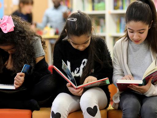 Nordrhein-Westfalen, Köln: Kinder lesen im Leseclub der Katholischen Grundschule Kapitelstrasse.