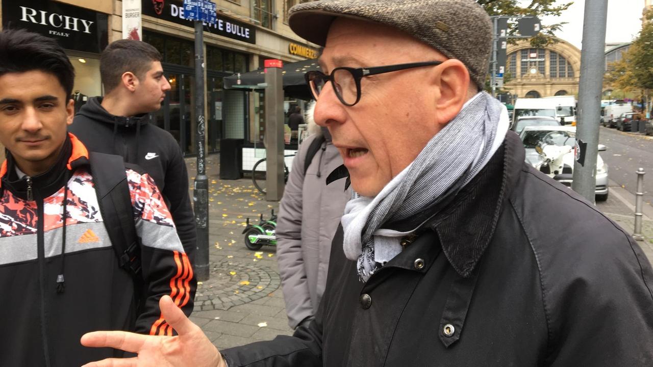 Gunter Volz im Gespräch mit Berufsschülern, im Hintergrund der Frankfurter Hauptbahnhof. Gunter Volz im Gespräch mit Berufsschülern, im Hintergrund der Frankfurter Hauptbahnhof.