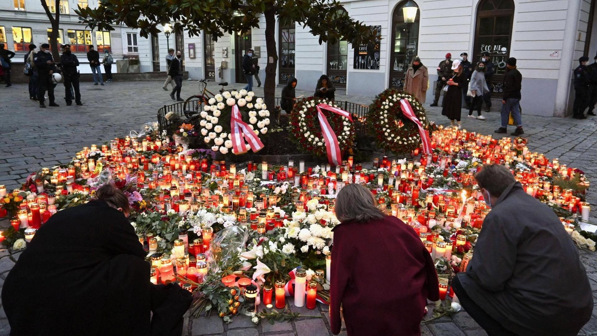 Gedenken an den Terroranschlag am 5.11.2020 in der Wiener Innenstadt, bei dem vier Menschen gestorben sind und mehr als 20 verletzt wurden Gedenken an den Terroranschlag am 5.11.2020 in der Wiener Innenstadt, bei dem vier Menschen gestorben sind und mehr als 20 verletzt wurden