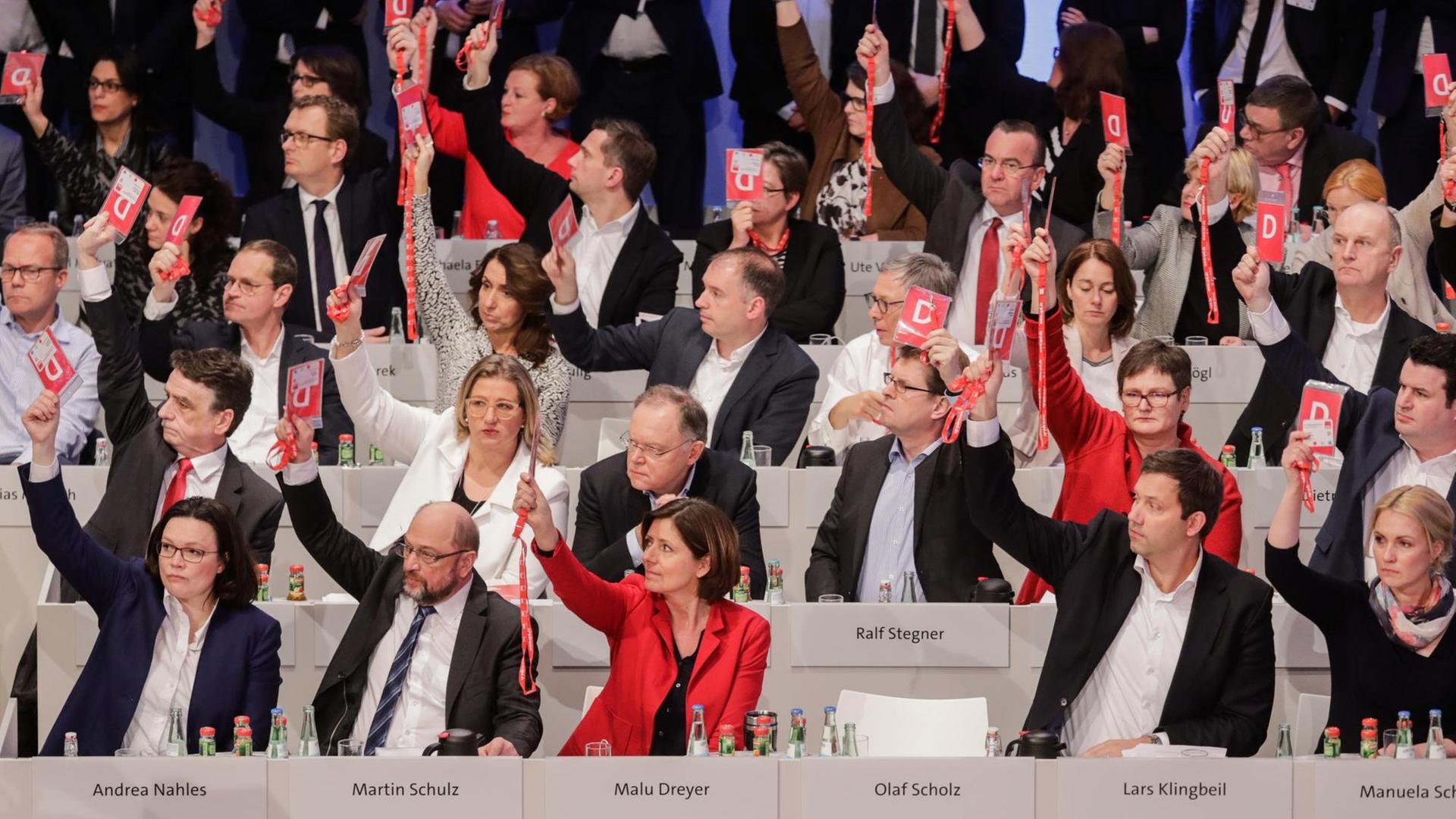 Die SPD-Fraktionsvorsitzende im Bundestag, Andrea Nahles (l-r), der SPD-Parteivorsitzende Martin Schulz und die Ministerpräsidentin des Landes Rheinland-Pfalz und Stellvertretende Vorsitzende der SPD, Malu Dreyer, stimmen am 21.01.2018 beim SPD-Sonderparteitag in Bonn (Nordrhein-Westfalen) ab. Die SPD-Fraktionsvorsitzende im Bundestag, Andrea Nahles (l-r), der SPD-Parteivorsitzende Martin Schulz und die Ministerpräsidentin des Landes Rheinland-Pfalz und Stellvertretende Vorsitzende der SPD, Malu Dreyer, stimmen am 21.01.2018 beim SPD-Sonderparteitag in Bonn (Nordrhein-Westfalen) ab.