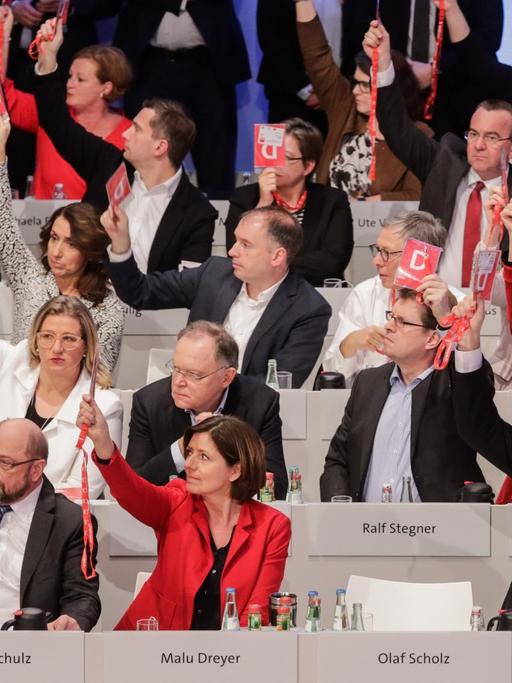 Die SPD-Fraktionsvorsitzende im Bundestag, Andrea Nahles (l-r), der SPD-Parteivorsitzende Martin Schulz und die Ministerpräsidentin des Landes Rheinland-Pfalz und Stellvertretende Vorsitzende der SPD, Malu Dreyer, stimmen am 21.01.2018 beim SPD-Sonderparteitag in Bonn (Nordrhein-Westfalen) ab.