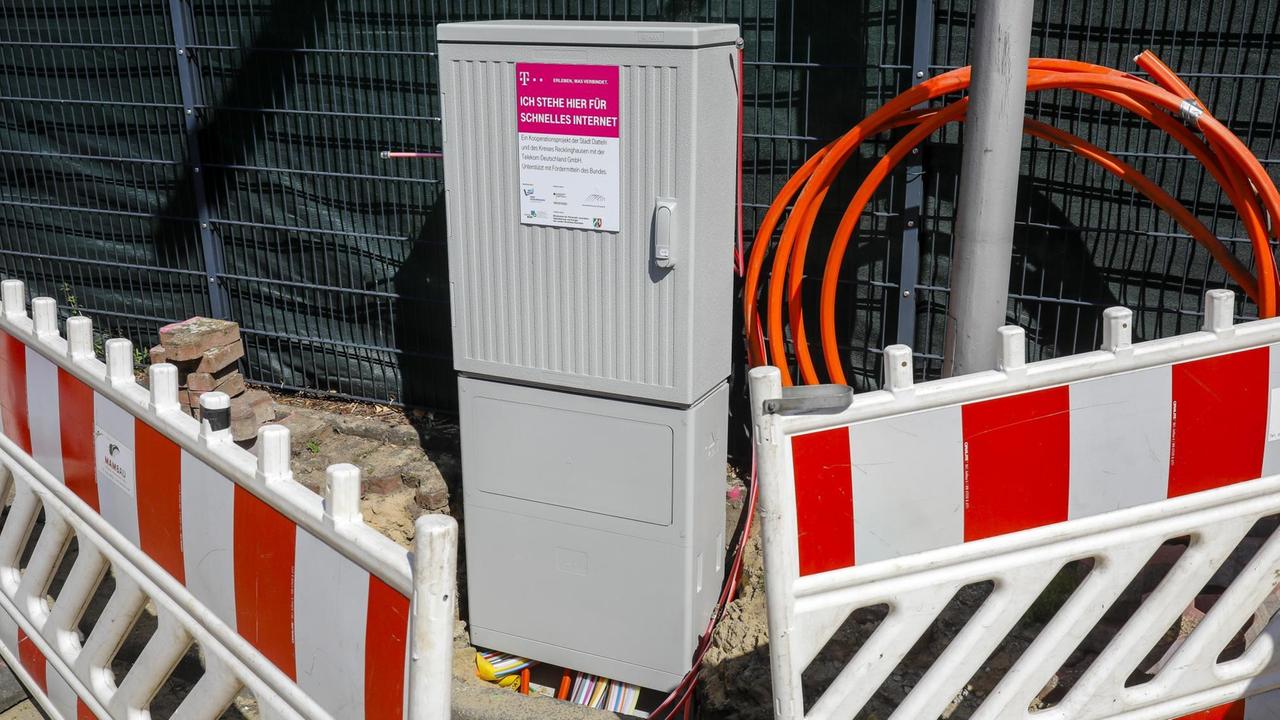 Telekom-Verteilerkasten für schnelles Internet, Baustelle DSL-Kabelanschluss für die Haushalte in Datteln, Nordrhein-Westfalen, Deutschland Telekom-Verteilerkasten für schnelles Internet, Baustelle DSL-Kabelanschluss für die Haushalte in Datteln, Nordrhein-Westfalen, Deutschland