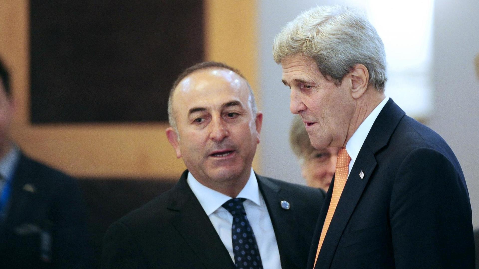 US-Außenminister John Kerry und sein türkischer Amtskollege Mevlut Cavusoglu im Mai 2015. US-Außenminister John Kerry und sein türkischer Amtskollege Mevlut Cavusoglu im Mai 2015.