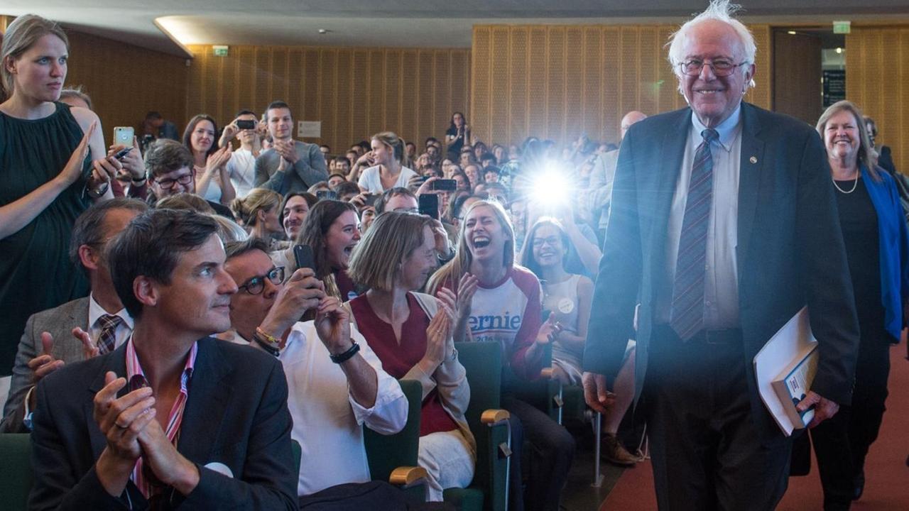 Der US-amerikanische Senator Bernie Sanders hat an der freien Universität (FU) Berlin eine Rede überwiegend vor Studierenden gehalten und danach Fragen beantwortet, die Studierende vorher eingereicht hatten. Der Ullstein Verlag, die Wochenzeitung Die Zeit und die FU hatten die Veranstaltung anlässlich der Veröffentlichung der deutschen Übersetzung von Sanders Biographie "Unsere Revolution" organisiert. Der US-amerikanische Senator Bernie Sanders hat an der freien Universität (FU) Berlin eine Rede überwiegend vor Studierenden gehalten und danach Fragen beantwortet, die Studierende vorher eingereicht hatten. Der Ullstein Verlag, die Wochenzeitung Die Zeit und die FU hatten die Veranstaltung anlässlich der Veröffentlichung der deutschen Übersetzung von Sanders Biographie "Unsere Revolution" organisiert.