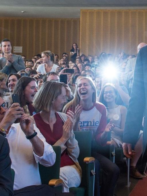 Der US-amerikanische Senator Bernie Sanders hat an der freien Universität (FU) Berlin eine Rede überwiegend vor Studierenden gehalten und danach Fragen beantwortet, die Studierende vorher eingereicht hatten. Der Ullstein Verlag, die Wochenzeitung Die Zeit und die FU hatten die Veranstaltung anlässlich der Veröffentlichung der deutschen Übersetzung von Sanders Biographie "Unsere Revolution" organisiert.