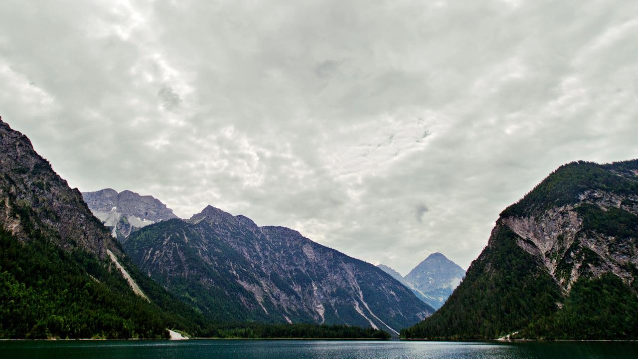 Ein dichte Wolkendecke ist am 27.06.2014 über dem Tiroler Plansee bei Reutte (Österreich) zu sehen. Ein dichte Wolkendecke ist am 27.06.2014 über dem Tiroler Plansee bei Reutte (Österreich) zu sehen.
