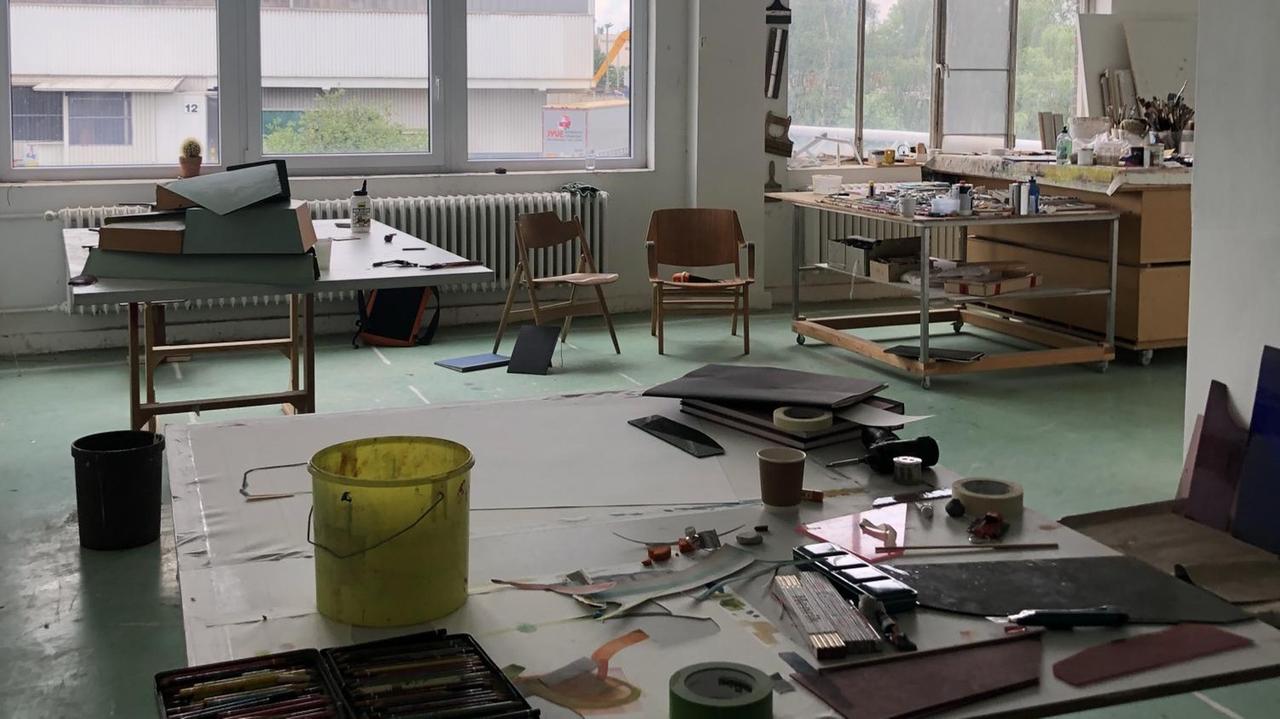 Das Atelier des Künstlers Henrik Eiben: Ein großer, heller Raum mit mehreren Tischen, auf denen sich verschiedenste Materialien befinden. Das Atelier des Künstlers Henrik Eiben: Ein großer, heller Raum mit mehreren Tischen, auf denen sich verschiedenste Materialien befinden.