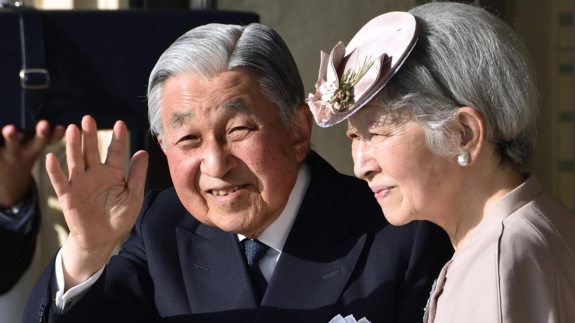 Japans Kaiser Akihito (links im Bild) und Kaiserin Michiko winken Zuschauern im Ujiyamada Station nach ihrem Besuch des Ise Jingu Schreins in Japans Mie-Präfektur am 18. April 2019 Japans Kaiser Akihito (links im Bild) und Kaiserin Michiko winken Zuschauern im Ujiyamada Station nach ihrem Besuch des Ise Jingu Schreins in Japans Mie-Präfektur am 18. April 2019
