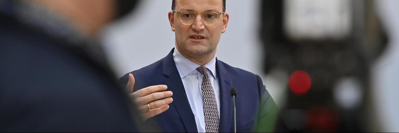 Der Gesundheitsminister wird in Berlin von einer Kamera aufgenommen. Der Gesundheitsminister wird in Berlin von einer Kamera aufgenommen.