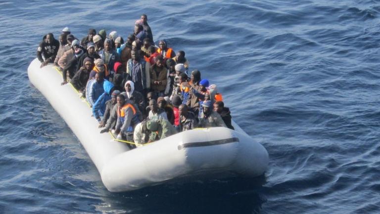 Flüchtlinge im Januar 2015 auf dem Mittelmeer Flüchtlinge im Januar 2015 auf dem Mittelmeer