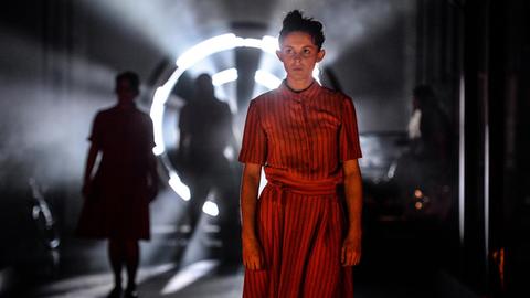 Schauspielerin Lorena Handschin als Lila in der Bühnenadaption von Elena Ferrantes "Meine geniale Freundin" am Nationaltheater in Mannheim, Regie: Felicitas Brucker.