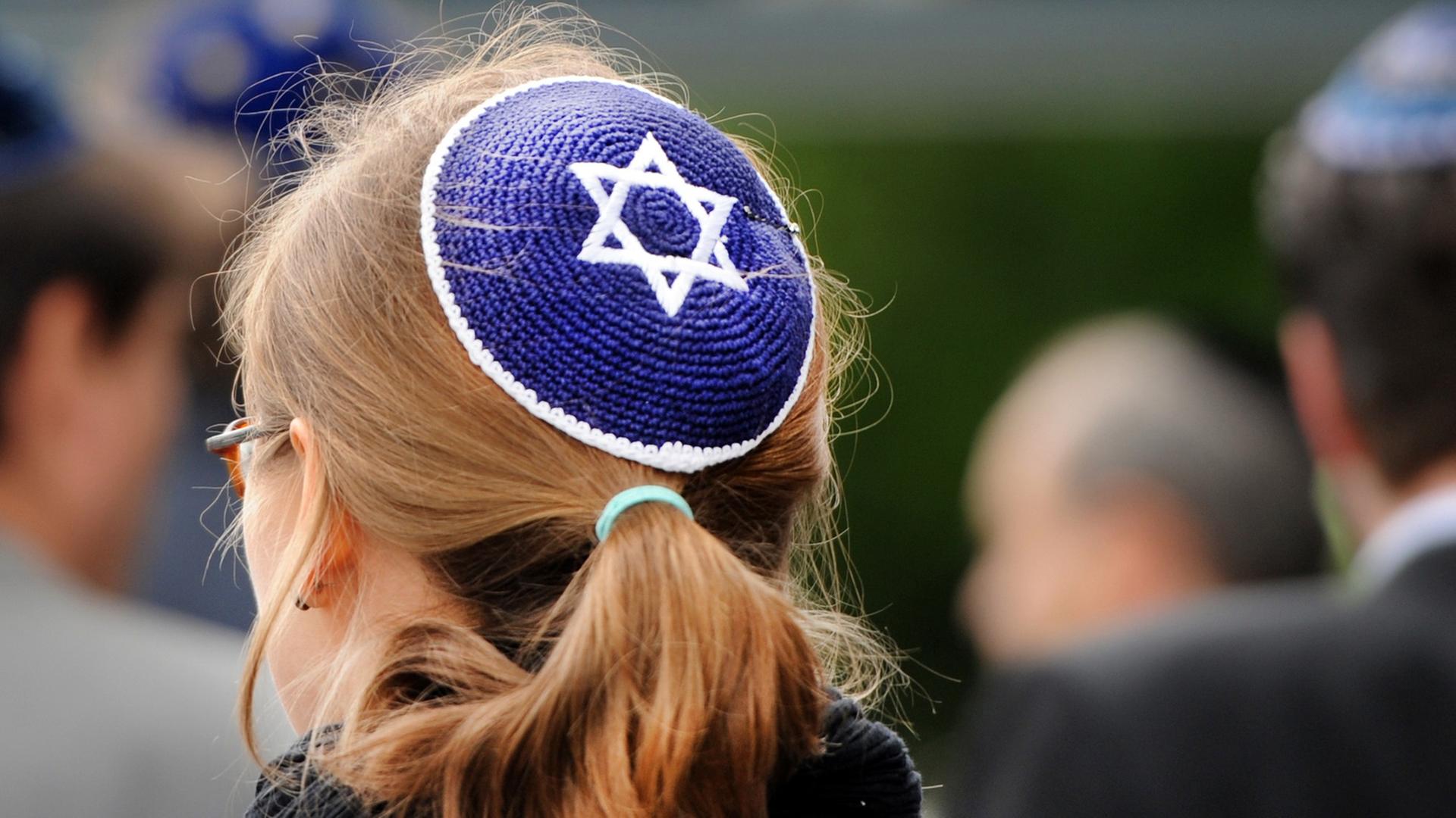 Eine junge Frau mit Kippa nimmt am Samstag (15.09.2012) in Berlin an einer Demonstration teil. Der Kippa-Spaziergang, zu dem im Internet aufgerufen worden war, sollte ein Zeichen gegen Antisemitismus setzen und fand auch anlässlich des bevorstehenden jüdischen Festes Rosch ha-Schana (jüdischer Neujahrstag) statt. Eine junge Frau mit Kippa nimmt am Samstag (15.09.2012) in Berlin an einer Demonstration teil. Der Kippa-Spaziergang, zu dem im Internet aufgerufen worden war, sollte ein Zeichen gegen Antisemitismus setzen und fand auch anlässlich des bevorstehenden jüdischen Festes Rosch ha-Schana (jüdischer Neujahrstag) statt.