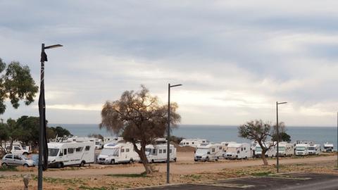 Campingplatz "Atlantica Parc" zwischen Adagir und Essaouira. Wohnmobile so weit das Auge reicht.