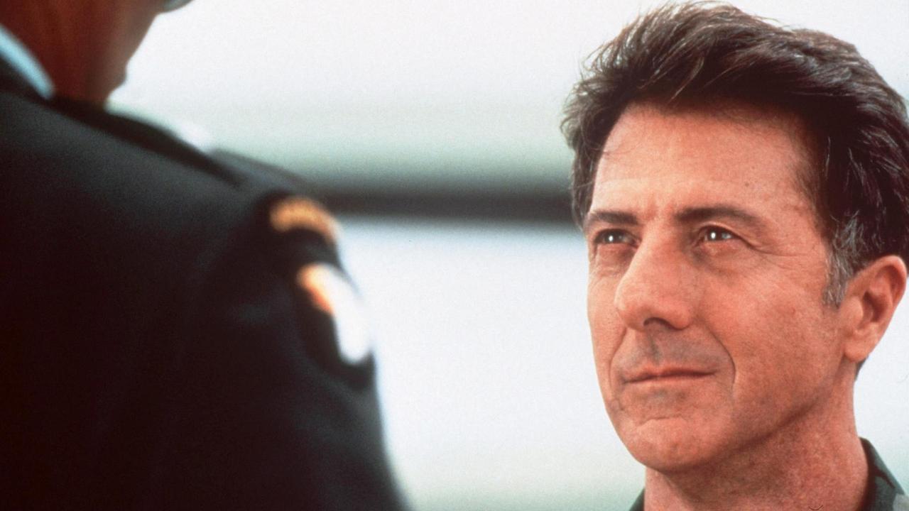 Szene aus dem Film "Outbreak: Lautlose Killer" mit dem Schauspieler Dustin Hoffman. Ein Mann steht vor einem Soldaten. Szene aus dem Film "Outbreak: Lautlose Killer" mit dem Schauspieler Dustin Hoffman. Ein Mann steht vor einem Soldaten.