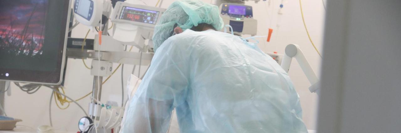 Ein Pfleger überwacht die Monitore bei einem Patienten auf der Covid 19 Intensivstation im SRH Waldklinikum. Hier werden derzeit acht Covid 19 erkrankte Menschen intensivmedizinisch versorgt.