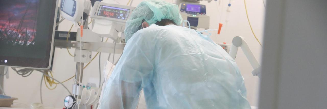 Ein Pfleger überwacht die Monitore bei einem Patienten auf der Covid 19 Intensivstation im SRH Waldklinikum. Hier werden derzeit acht Covid 19 erkrankte Menschen intensivmedizinisch versorgt. Ein Pfleger überwacht die Monitore bei einem Patienten auf der Covid 19 Intensivstation im SRH Waldklinikum. Hier werden derzeit acht Covid 19 erkrankte Menschen intensivmedizinisch versorgt.
