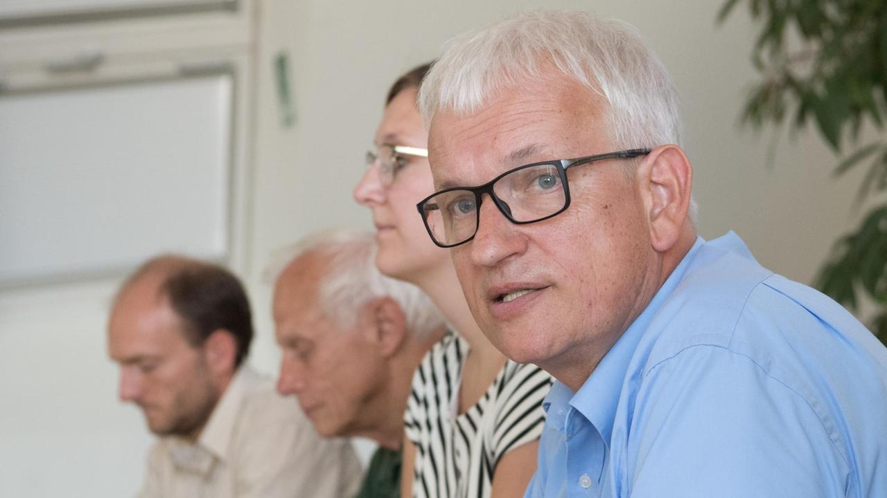 24.07.2019, Berlin: Jürgen Resch (r), Bundesgeschäftsführer Deutsche Umwelthilfe, spricht auf einer Pressekonferenz der Deutschen Umwelthilfe, bei der Straßen-Abgasmessungen an Lkw und Manipulationen der Abgasanlagen präsentiert werden. Foto: Jörg Carstensen/dpa | Verwendung weltweit 24.07.2019, Berlin: Jürgen Resch (r), Bundesgeschäftsführer Deutsche Umwelthilfe, spricht auf einer Pressekonferenz der Deutschen Umwelthilfe, bei der Straßen-Abgasmessungen an Lkw und Manipulationen der Abgasanlagen präsentiert werden. Foto: Jörg Carstensen/dpa | Verwendung weltweit