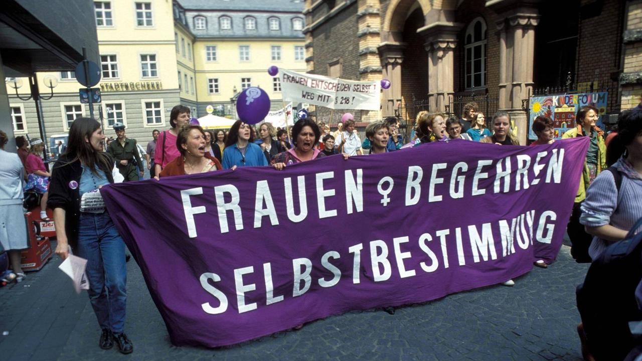 Frauen fordern Selbstbestimmung und die Streichung des Paragraphen 218 in Bonn am 16. Juni 1990