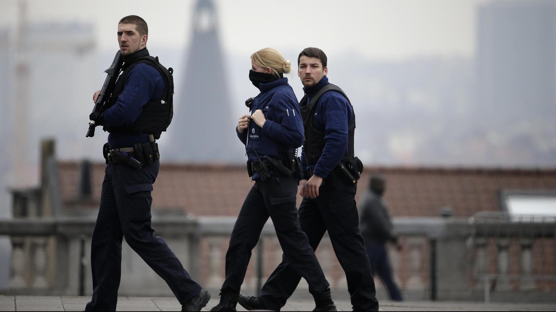 Polizisten patrouillieren in Brüssel.