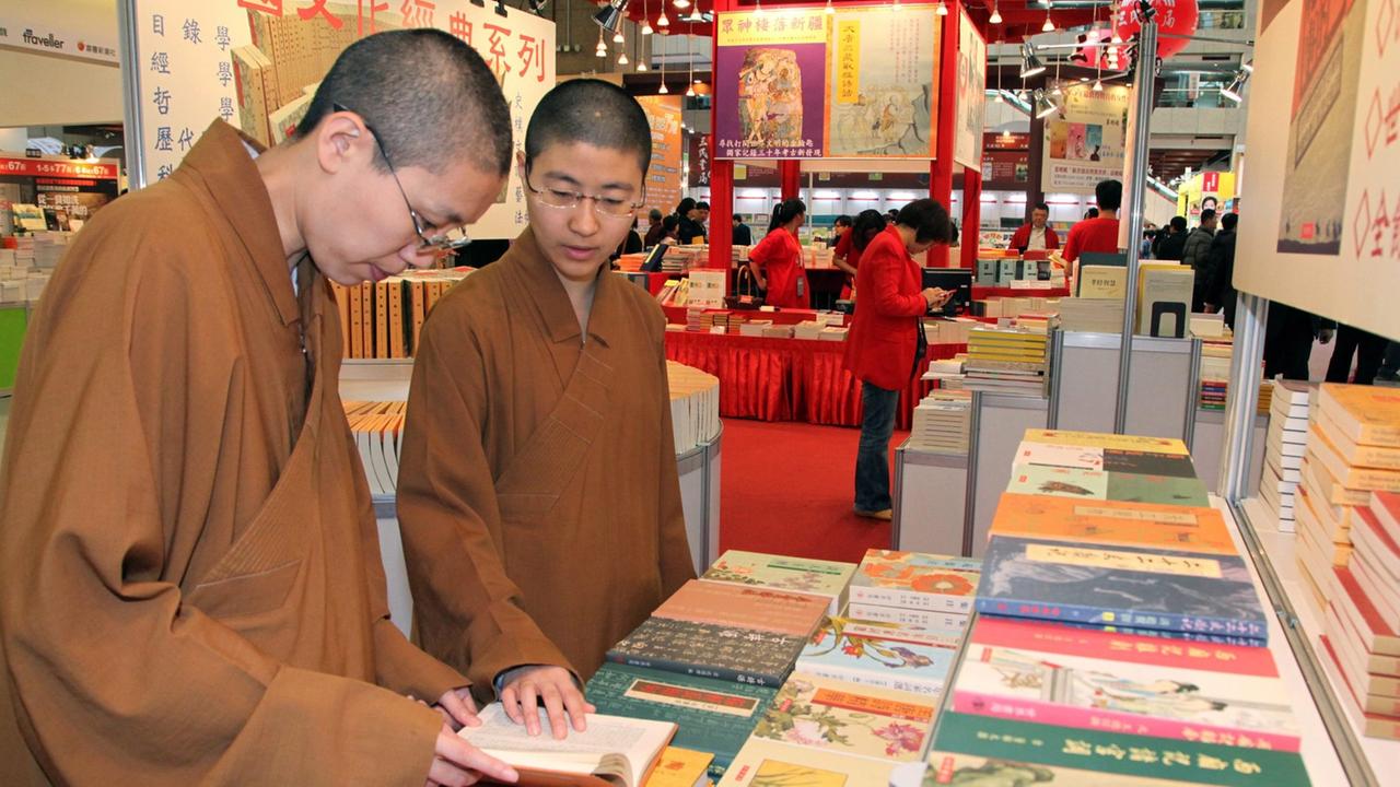 Besucher der internationalen Buchmesse in Taipeh Besucher der internationalen Buchmesse in Taipeh