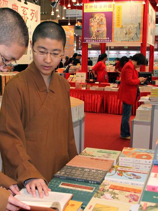 Besucher der internationalen Buchmesse in Taipeh
