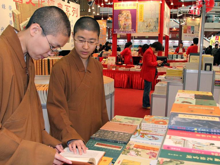 Besucher der internationalen Buchmesse in Taipeh