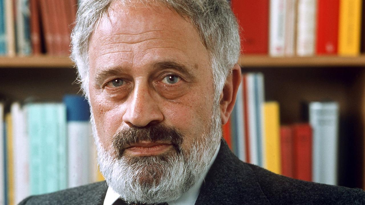 Der Schriftsteller (u.a."Masante", "Klage und Antiklage") Wolfgang Hildsheimer, aufgenommen während der Internationalen Frankfurter Buchmesse im Oktober 1977. Er wurde am 9. Dezember 1916 in Hamburg geboren und ist am 21. August 1991 in Poschiavo (Schweiz) gestorben. Der Schriftsteller (u.a."Masante", "Klage und Antiklage") Wolfgang Hildsheimer, aufgenommen während der Internationalen Frankfurter Buchmesse im Oktober 1977. Er wurde am 9. Dezember 1916 in Hamburg geboren und ist am 21. August 1991 in Poschiavo (Schweiz) gestorben.