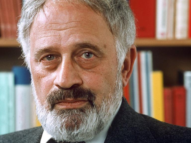Der Schriftsteller (u.a."Masante", "Klage und Antiklage") Wolfgang Hildsheimer, aufgenommen während der Internationalen Frankfurter Buchmesse im Oktober 1977. Er wurde am 9. Dezember 1916 in Hamburg geboren und ist am 21. August 1991 in Poschiavo (Schweiz) gestorben.