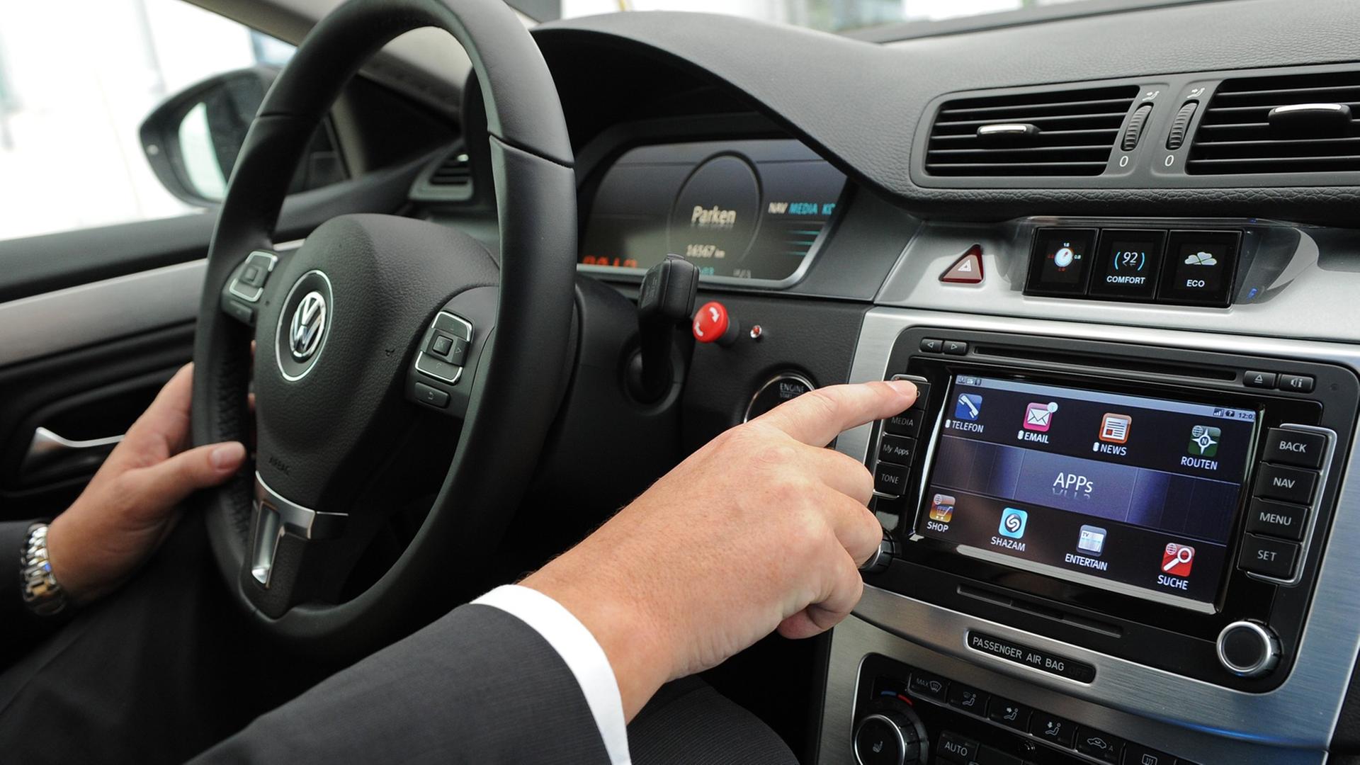 Ein Autofahrer bedient am Mittwoch (01.09.2010) in Berlin den Bordcomputer seines Fahrzeugs. T-Systems und Continental entwickelten ein Multimediasystem, das Navigation, Internet und Online-Dienste zusammenführt. Ein Autofahrer bedient am Mittwoch (01.09.2010) in Berlin den Bordcomputer seines Fahrzeugs. T-Systems und Continental entwickelten ein Multimediasystem, das Navigation, Internet und Online-Dienste zusammenführt.