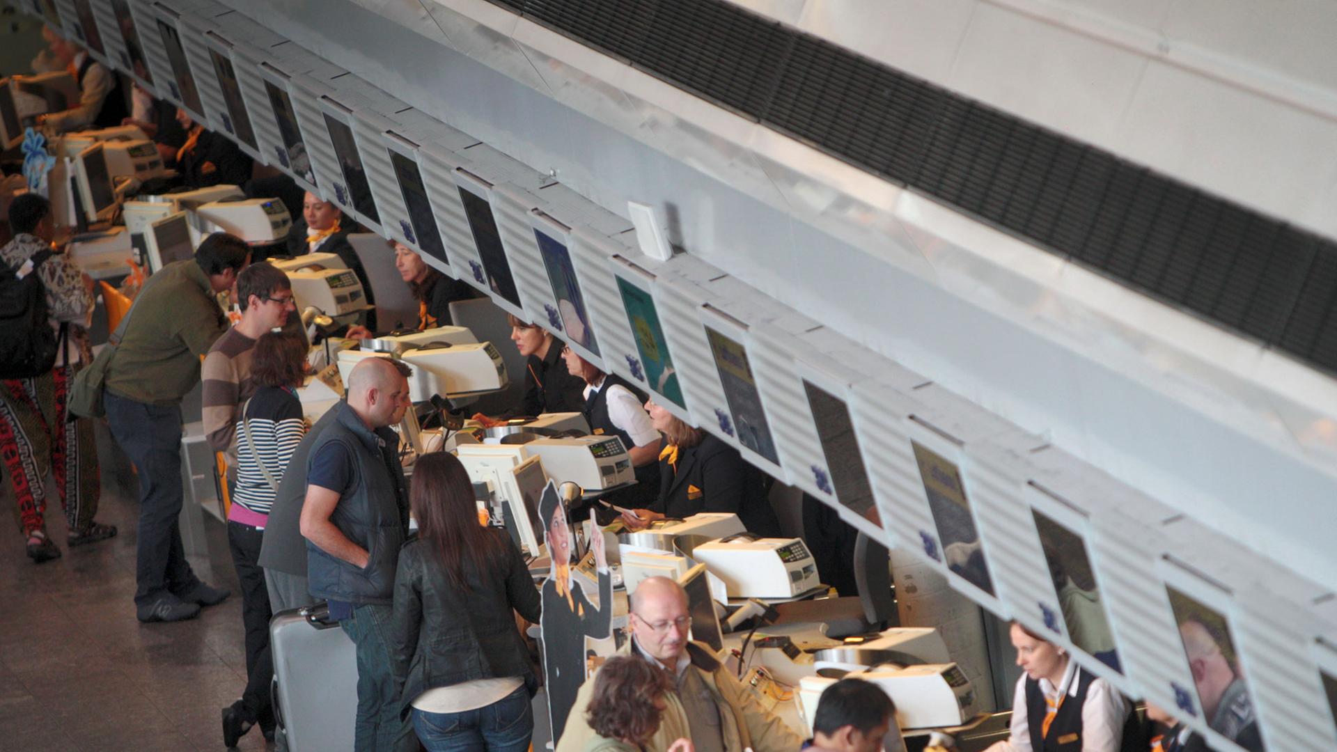 Großer Andrang an den Umbuchungsschaltern der Lufthansa am Flughafen Frankfurt am Main. Großer Andrang an den Umbuchungsschaltern der Lufthansa am Flughafen Frankfurt am Main.
