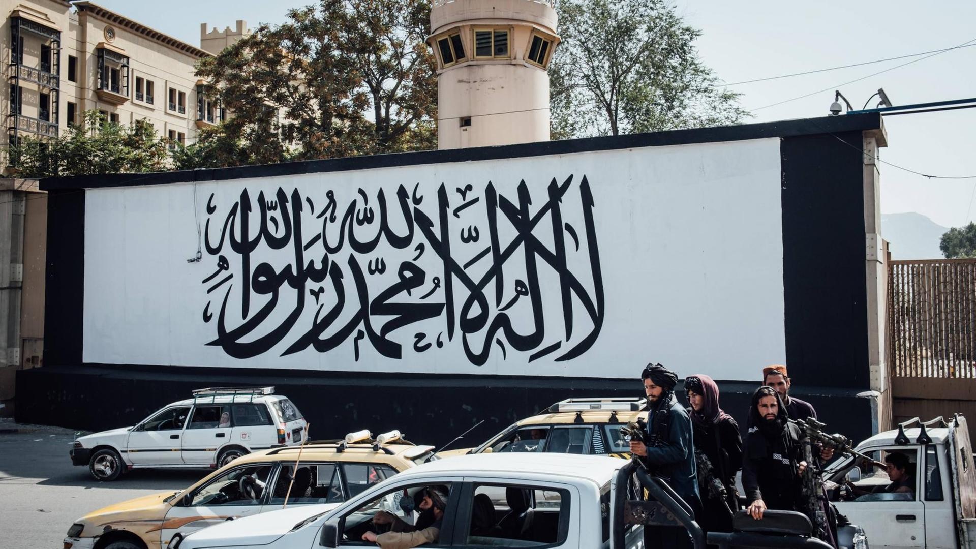 Eine gemalte Taliban-Flagge an einer Wand Eine gemalte Taliban-Flagge an einer Wand