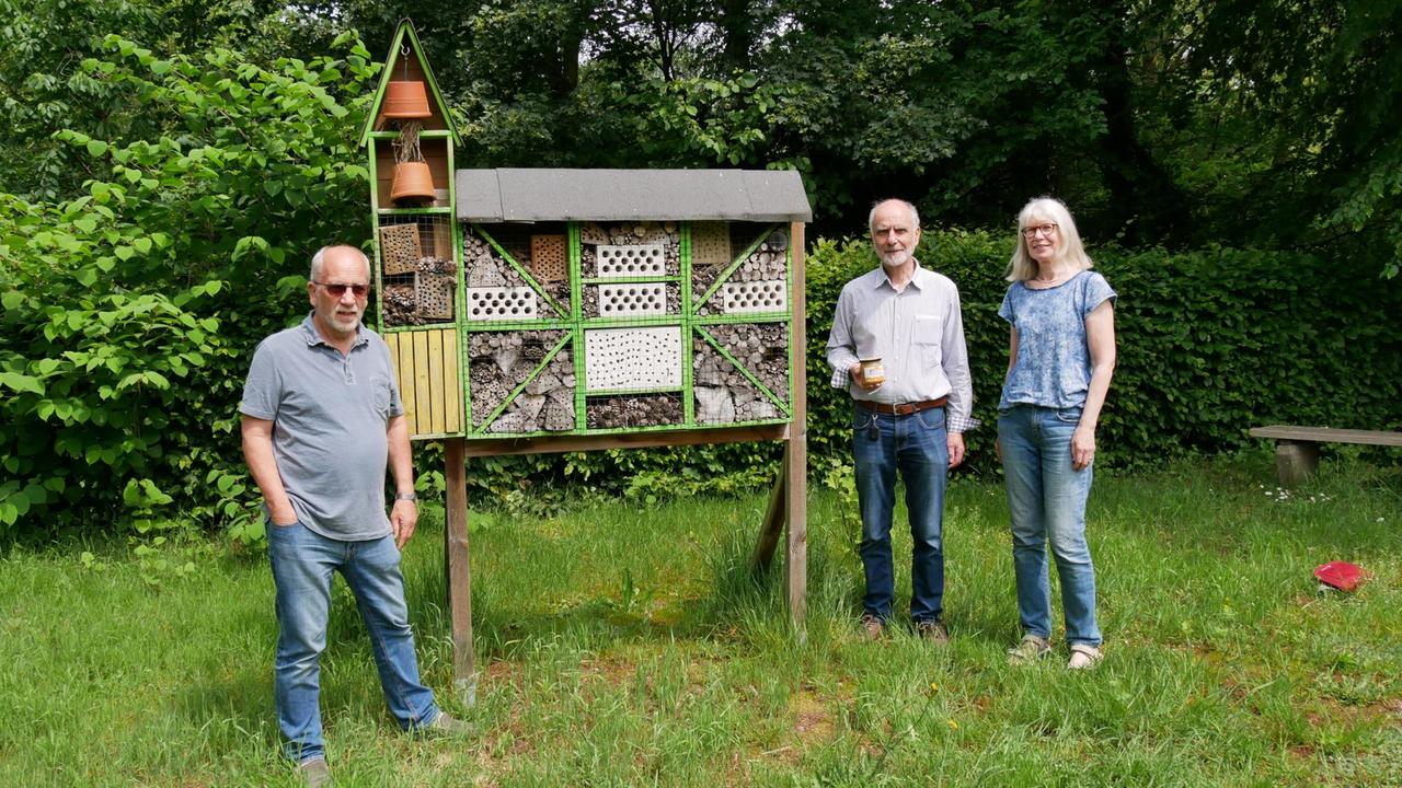 Werner Reinkelürs, Manfred Hilke und Brigitte Luttkus an der "Insektenkirche", die auch von Wildbienen bewohnt wird Werner Reinkelürs, Manfred Hilke und Brigitte Luttkus an der "Insektenkirche", die auch von Wildbienen bewohnt wird
