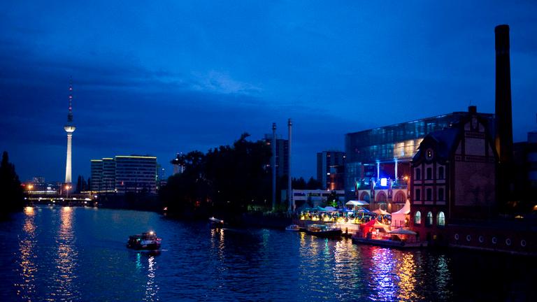 Kunst an und auf dem Wasser: Das Haus während einer "Spreeparade" Kunst an und auf dem Wasser: Das Haus während einer "Spreeparade"