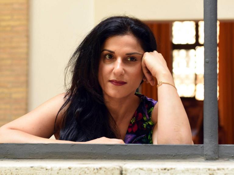 Die israelische Schriftstellering Dorit Rabinyan während eines Fotoshootings in Rom.