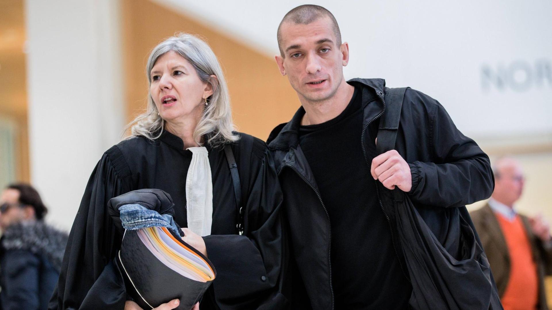 Der russische Performancekünstler Pjotr Pawlenski mit seiner Anwältin in Paris am 10.01.2019 Der russische Performancekünstler Pjotr Pawlenski mit seiner Anwältin in Paris am 10.01.2019