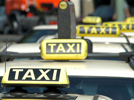 Taxis warten vor dem Hauptbahnhof in Frankfurt am Main. Taxis warten vor dem Hauptbahnhof in Frankfurt am Main.