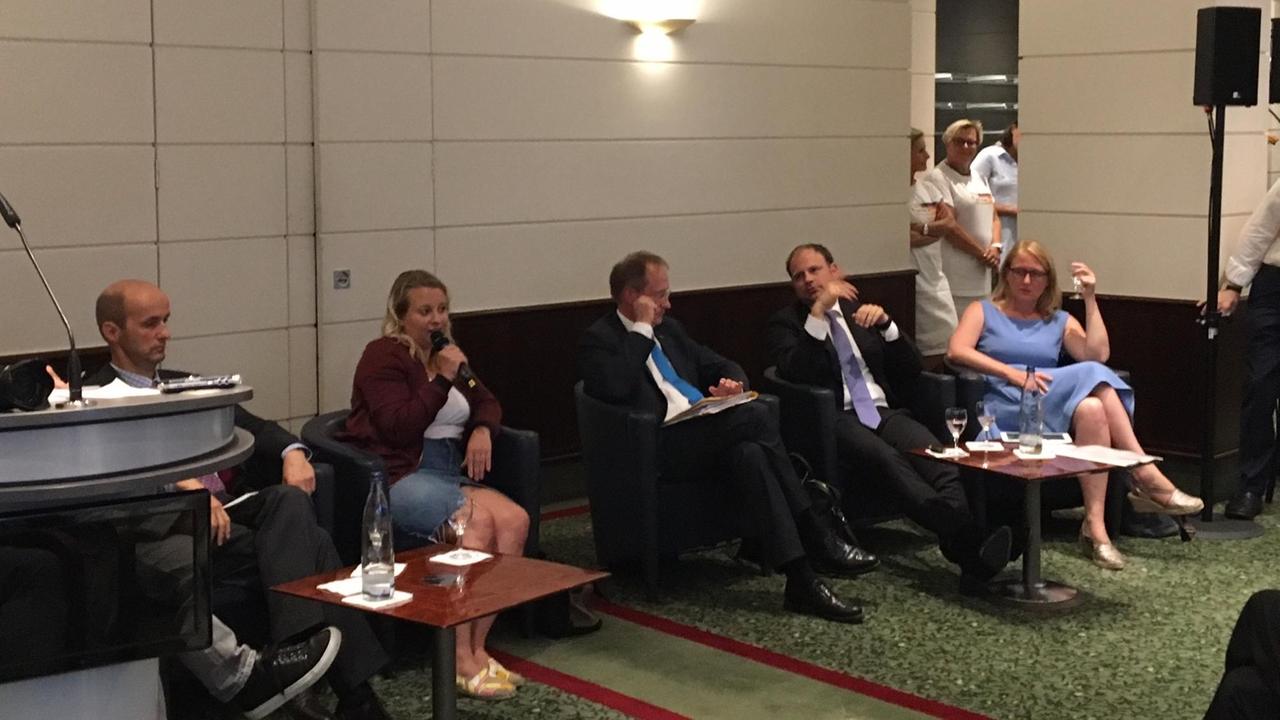 Friederike Benda (2 v.l.), Bundestagskandidatin der Linkspartei für Berlin-Charlottenburg-Wilmersdorf, auf einer Podiumsdiskussion mit ihren Herausforderern Klaus-Dieter Gröhler (CDU) und Tim Renner (SPD) Friederike Benda (2 v.l.), Bundestagskandidatin der Linkspartei für Berlin-Charlottenburg-Wilmersdorf, auf einer Podiumsdiskussion mit ihren Herausforderern Klaus-Dieter Gröhler (CDU) und Tim Renner (SPD)