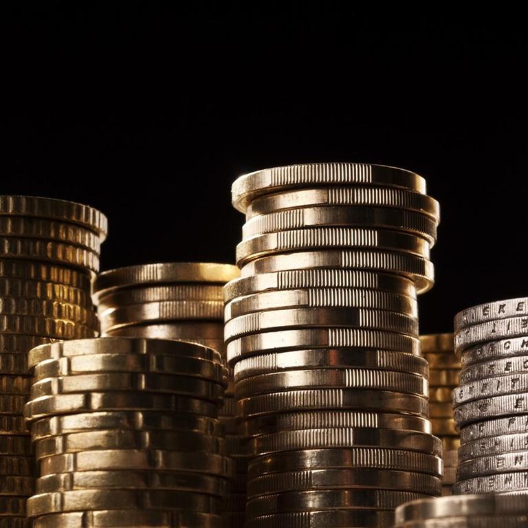 Mehrere Stapel Euromünzen in der Froschperspektive.