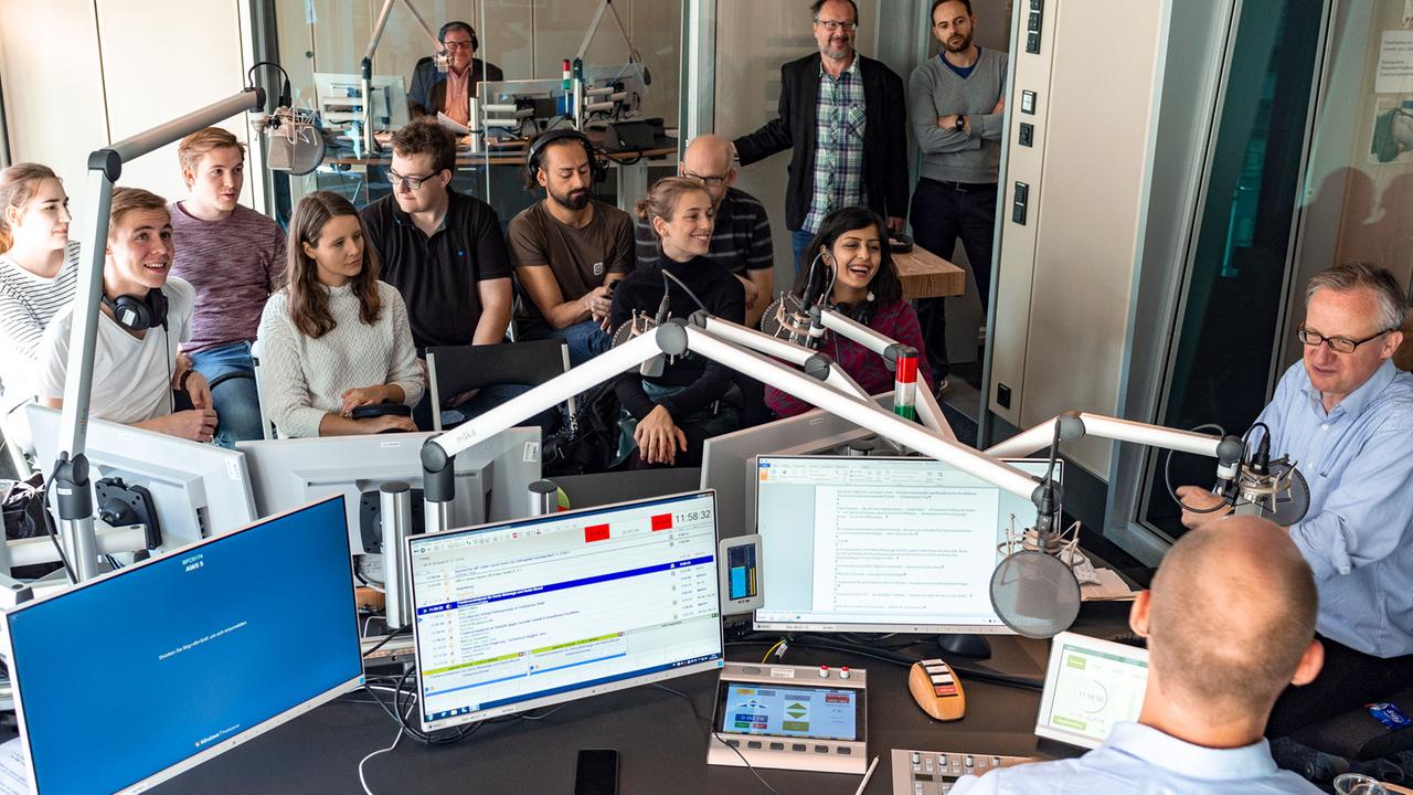 Studiogäste: Politikwissenschaftler Albrecht von Lucke (ganz rechts) und Studierende der Humboldt-Universität zu Berlin Studiogäste: Politikwissenschaftler Albrecht von Lucke (ganz rechts) und Studierende der Humboldt-Universität zu Berlin