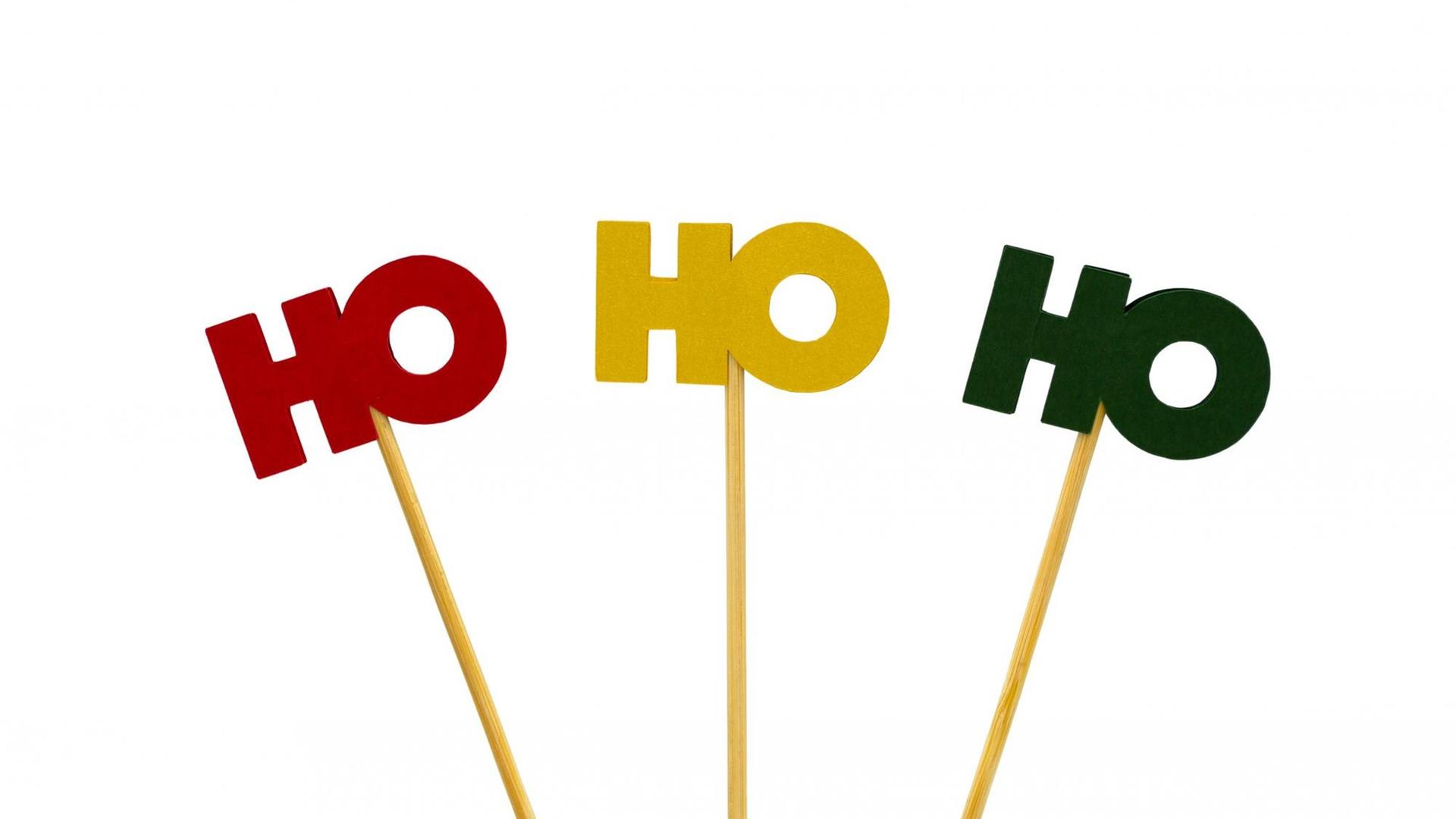 An kleinen Holzstäben die drei Worte "Ho Ho Ho". An kleinen Holzstäben die drei Worte "Ho Ho Ho".