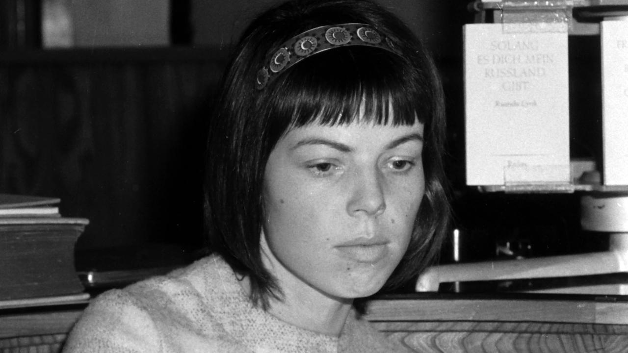 Lyrikabend mit der Schriftstellerin und Lyrikerin Sarah Kirsch an der Universität Jena, aufgenommen 1963 Lyrikabend mit der Schriftstellerin und Lyrikerin Sarah Kirsch an der Universität Jena, aufgenommen 1963